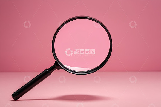 粉色背景下的放大镜特写