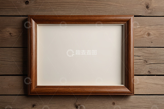 木质背景上的空白相框
