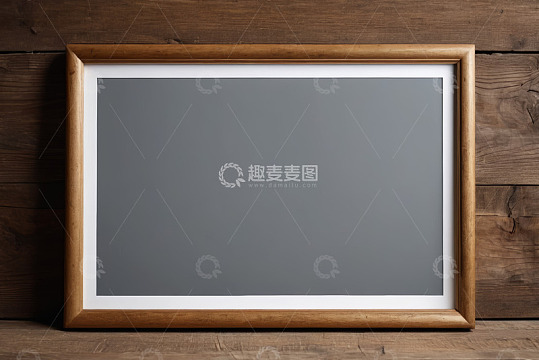 木质背景上的空白相框
