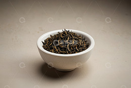 白瓷碗中盛放的干茶叶素材