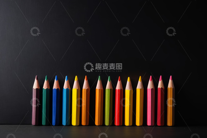高清大图下载【趣麦麦图】黑色背景彩色铅笔排列