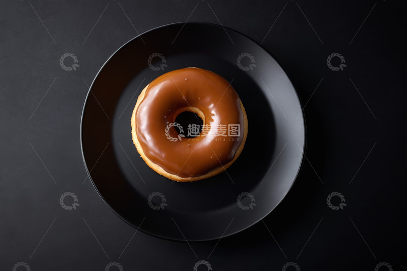 高清大图下载【趣麦麦图】黑色盘子上的巧克力甜甜圈