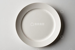 白色空盘子俯拍画面