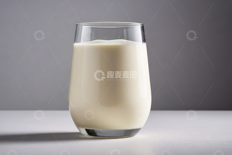 高清大图下载【趣麦麦图】玻璃杯装的白色牛奶饮品
