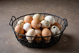 篮子里的鸡蛋和鹌鹑蛋