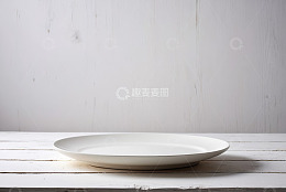 白色木质背景上的空盘子