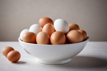 白色碗中摆放的鸡蛋静物