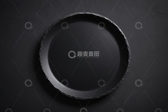 黑色背景上的黑色圆形盘子