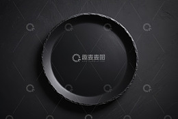 黑色背景上的黑色圆形盘子