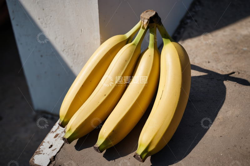 高清大图下载【趣麦麦图】户外地面上的一串黄色香蕉
