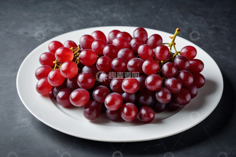 高清大图下载【趣麦麦图】白色盘中的新鲜红葡萄