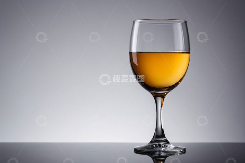 高清大图下载【趣麦麦图】装有黄色液体的高脚玻璃杯