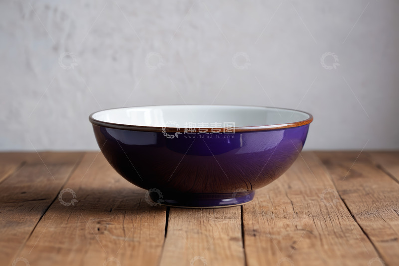 高清大图下载【趣麦麦图】木质桌面上的紫色陶瓷碗