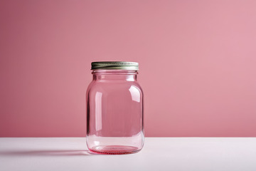 粉色背景透明玻璃罐