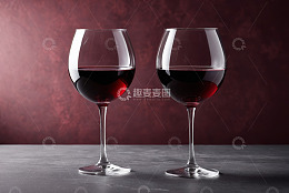 两杯盛有红酒的高脚杯