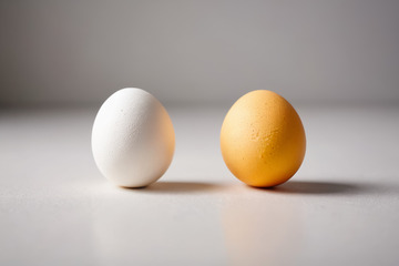 两颗鸡蛋静物特写