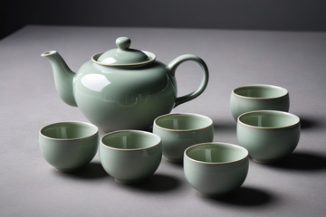 青瓷茶壶与茶杯组合