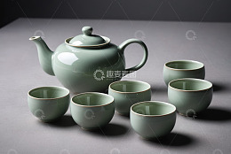 青瓷茶壶与茶杯组合