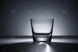 透明玻璃酒杯静物特写