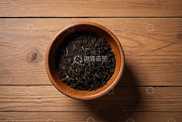 木碗中盛放的黑色茶叶
