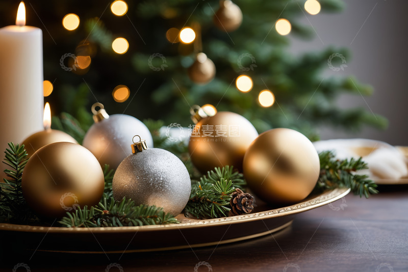 高清大图下载【趣麦麦图】圣诞装饰球与松枝摆件