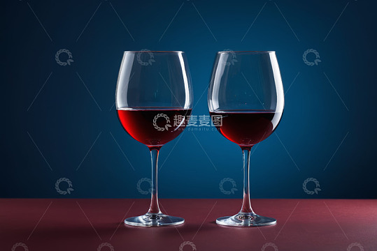 两杯盛有红酒的玻璃高脚杯