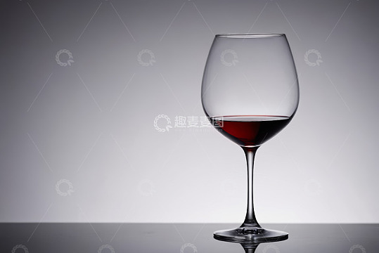 高脚杯中的红葡萄酒