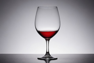 装有红酒的高脚玻璃杯