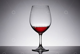 装有红酒的高脚玻璃杯