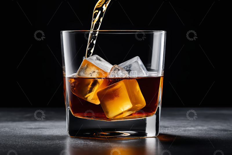 高清大图下载【趣麦麦图】威士忌倒入加冰玻璃杯