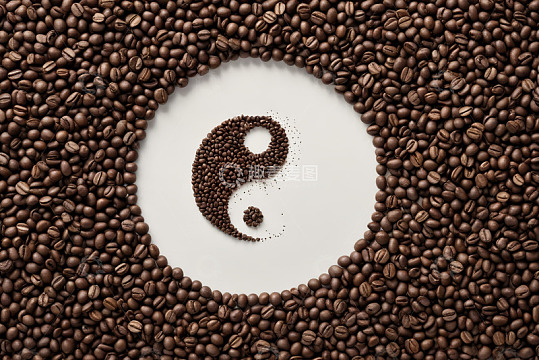 咖啡豆排列成阴阳符号图案