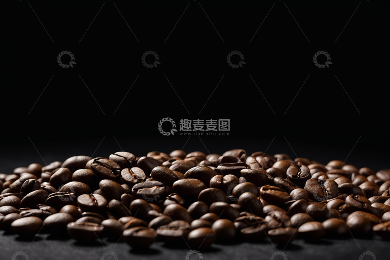 高清大图下载【趣麦麦图】黑色背景下的咖啡豆特写