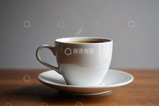 白色咖啡杯置于木桌