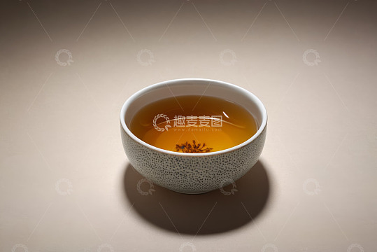 特写陶瓷茶杯中的茶饮