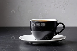 黑色马克杯装热咖啡静物图
