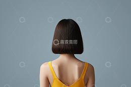 女性背影黄色背心短发形象