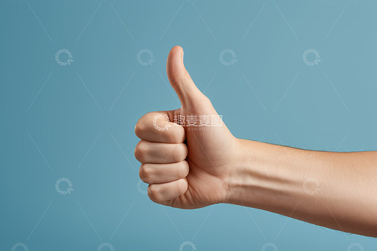 竖起大拇指的手部特写