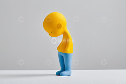 站立低头的黄色卡通人偶