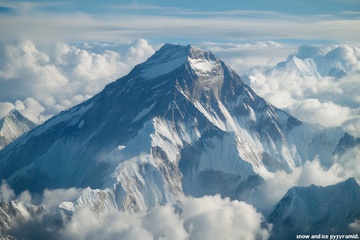 远山云雾自然风景