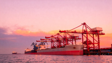 港口黄昏散货船作业场景