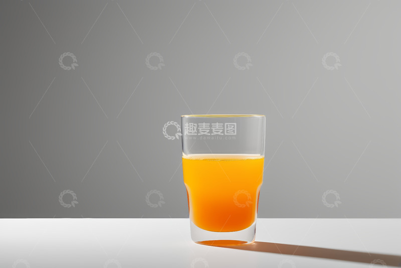 高清大图下载【趣麦麦图】玻璃杯中盛放的橙色果汁