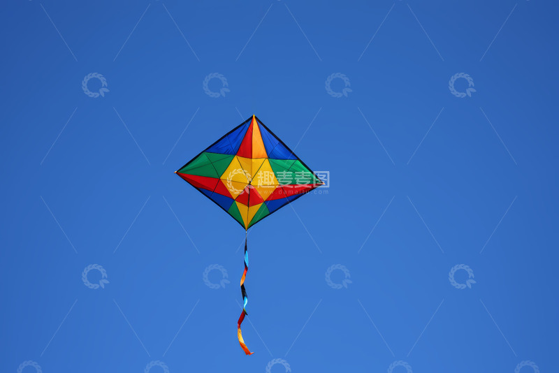 高清大图下载【趣麦麦图】彩色风筝在蓝天飞翔