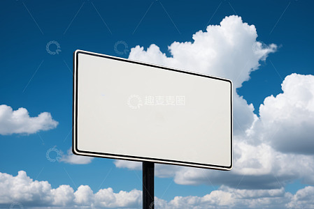 蓝天白云下的空白广告牌