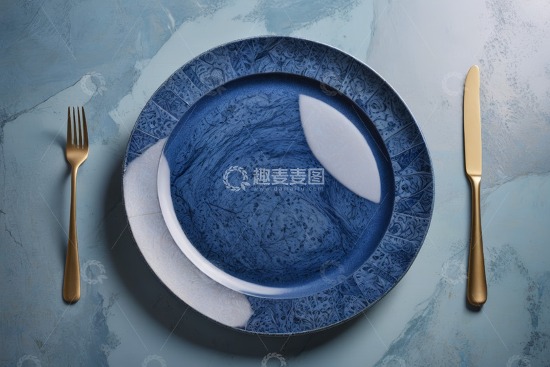 高清大图下载【趣麦麦图】蓝白餐盘配金色餐具摆放