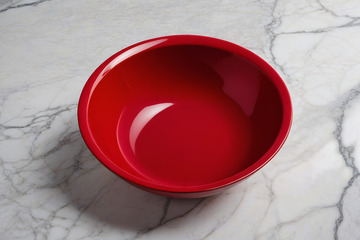 大理石台面上的红色空碗