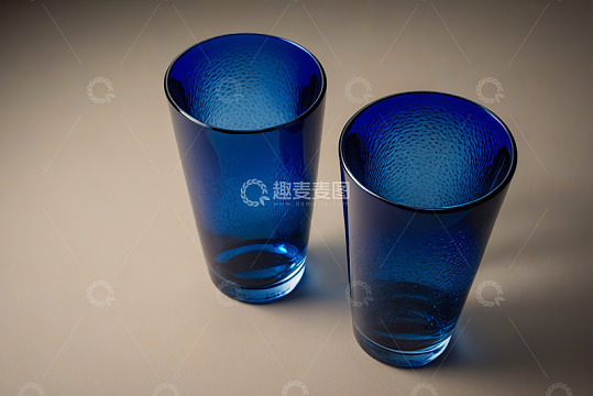 两个蓝色玻璃水杯特写