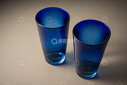 两个蓝色玻璃水杯特写