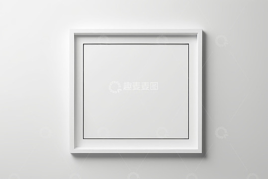 白色方形框架挂于白墙