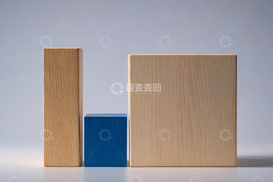 不同尺寸木块和蓝色方块展示