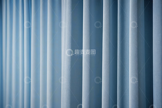室内蓝色窗帘特写